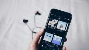 Anadolu Ajansi: Spotify a eliminat peste 50 de milioane de melodii generate de IA din playlistul său recomandat